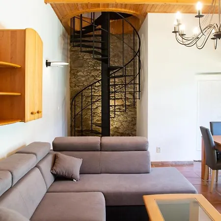 Vila Exklusives Šatov