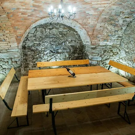 Exklusives Šatov